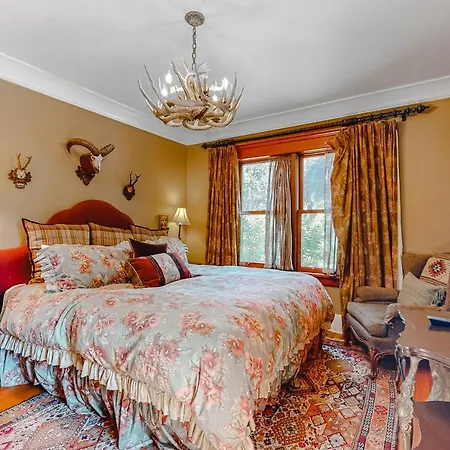 Antler River Lodge